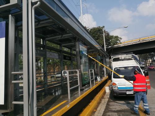 Las paradas del Transmetro también son limpiadas diariamente. (Foto: Municipalidad de Guatemala) 