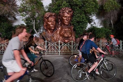 Algunas personas han salido a pasear en bicicleta por las desoladas avenidas. (Foto: AFP)