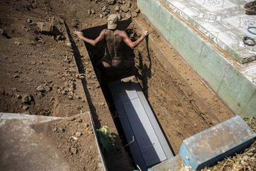 El entierro fue realizado con mucha pisa, indicó un familiar. (Fotografía: AFP)