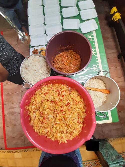 Unos 360 almuerzos se reparten al día en Xela. (Foto: Fabricio Amézquita)