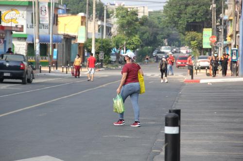 Las personas hacen fila en tiendas de las zona 12 para comprar alimentos. (Foto: Fredy Hernández/Soy502)