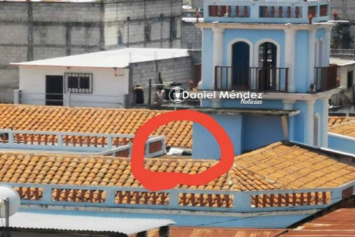 El jefe edil tirado en la terraza del edificio municipal.