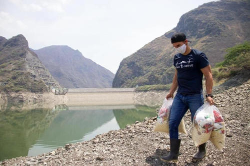 Christopher Ramírez entregó víveres a comunidades de Baja Verapaz. (Foto: Instagram) 