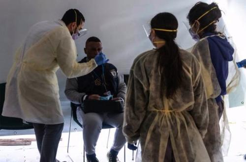 Los estudiantes de medicina piden la exoneración de los exámenes privados para ejercer y apoyar durante la pandemia. (Foto: AFP) 