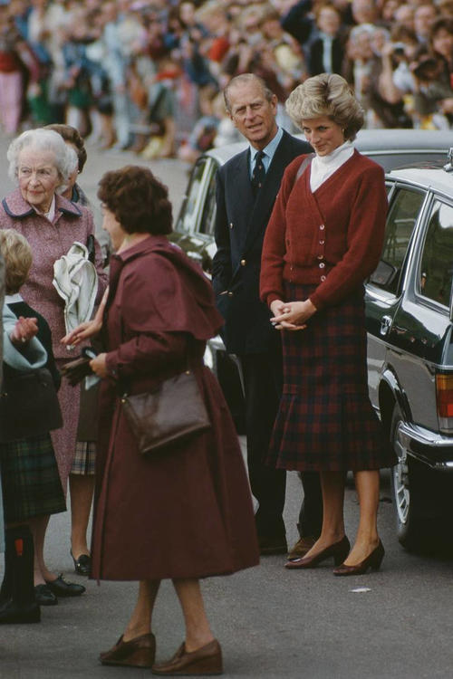 Diana junto a los Reyes y su abuela Lady Fermoy. (Foto: AFP) 