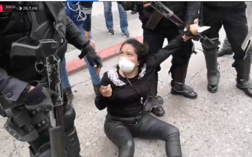 Captura a una de las manifestantes. (Foto: Captura de pantalla, en vivo Soy502/Wilder López)