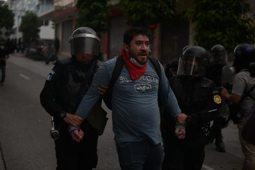 Otro manifestante fue aprendido por las autoridades. (Foto: Wilder López/Soy502)