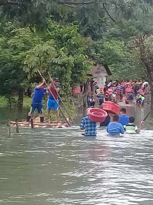 Las comunidades quedaron incomunicadas y la ayuda solo puede llegar por aire. Luego, las personas trasladan los víveres por balsas. (Foto: Fidencio Lima / Alcalde de Chisec)