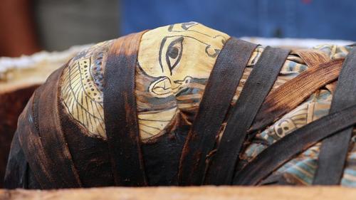 Los sarcófagos se encontraron en una necrópolis de El Cairo. (Foto: Infobae)