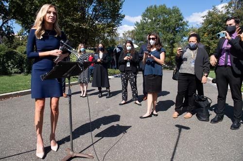 La vocera en una conferencia de prensa sin utilizar mascarilla, un día después anunció que era positivo para Covid-19. (Foto: AFP) 