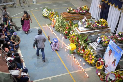 Las cuatro víctimas de la tragedia de San Marcos La Laguna, Sololá, fueron veladas en el salón comunal del municipio. (Foto: Wilder López/Soy502)