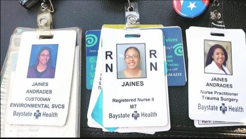 Jaines Andrade publicó en sus redes sociales los tres gafetes: cuando empezó como conserje, cuando hizo prácticas de enfermería y cuando fue nombrada enfermera en el mismo hospital. (Foto: CNN)