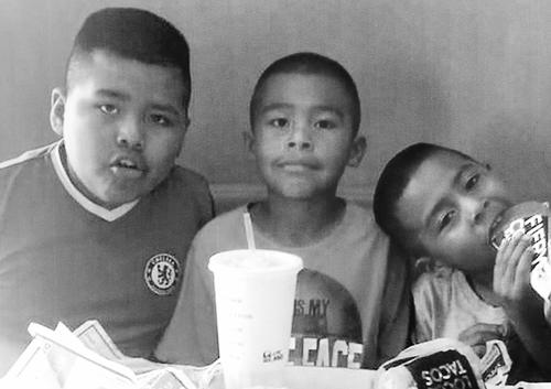 Luis, Juan y Alex Fuentes fueron localizados dentro de un vehículo, después de ser apuñalados por su padre. (Foto: La Opinión)