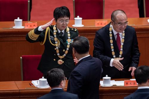 El Gobierno chino entregó medallas y llamó héroes a los médicos. (Foto: AFP)