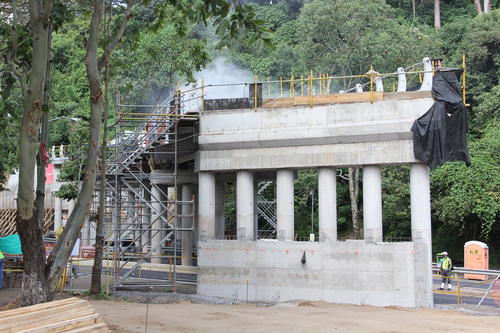 El puente ya ha sido colocado sobre el bulevar Landívar y que permitirá una salida más fluida de sectores de la zona 16. (Foto: Fredy Hernández/Soy502)