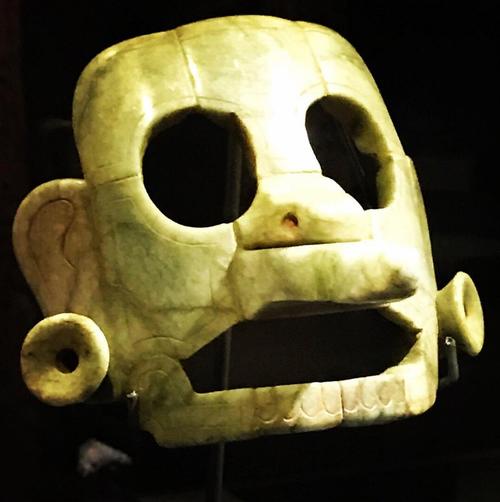 La máscara representa a Chac, dios Maya de la lluvia y pertenece al período clásico tardío. (Foto: Cancillería)