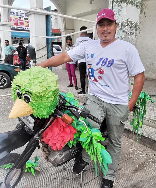 El maestro posa junto con su motocicleta disfrazada de quetzal para celebrar el 199 aniversario de Independencia de Guatemala. (Foto: Heyson Manzo)