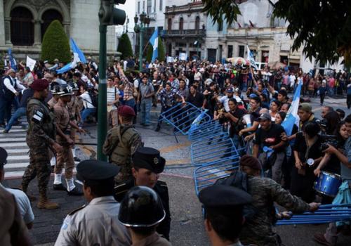 Decenas de personas salieron a las calles a manifestar el 14 de septiembre y lograron derribar el cerco de seguridad. (Foto: Archivo/Soy502)