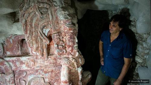 Friso de un rey en Holmul, junto a él está el arqueólogo Francisco Estrada-Belli. (Foto: Amanda Ruggen/BBC)