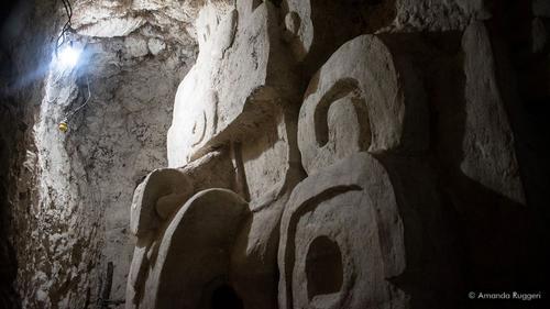 Tallados mayas encontrados en El Zotz. (Foto: Amanda Ruggeri/BBC)