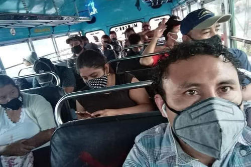 Usuarios reportaron el incumplimiento de medidas en un bus del Transportes Esmeralda. (Foto: Facebook/La Famosa Zona 21)