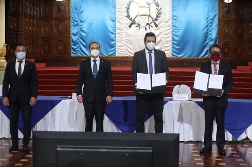 Autoridades de Guatemala y de la Embajada de EE.UU. en el país, firmaron un acuerdo para ampliar el programa de visas temporales. (Foto: Presidencia)