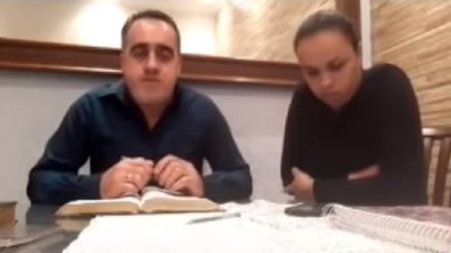 El pastor publicó un video en el que pide disculpas a su esposa, pero ella nunca levantó la mirada durante la transmisión. 
