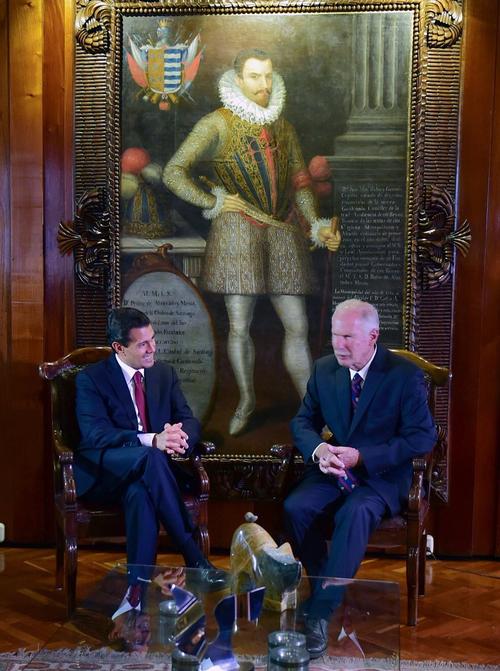 El cuadro de Pedro de Alvarado luce de fondo durante el encuentro que sostuvieron en 2017 los entonces alcalde Álvaro Arzú y presidente de México, Enrique Peña Nieto. 