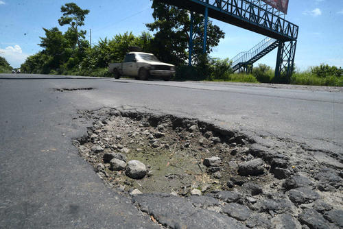 Los agujeros en la carretera limitan la libre locomoción y dañan los vehículos. (Foto: Wilder López/Soy502)