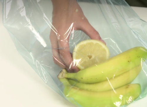 Envuelve el racimo de bananos junto a un limón en una bolsa plástica y metelos a la refri. (Foto: Antena 3)