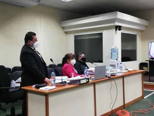 Othmar Sánchez sentado junto a su abogada defensora. De pie el litigante Jaime Hernández que también defiende al exdiputado. 