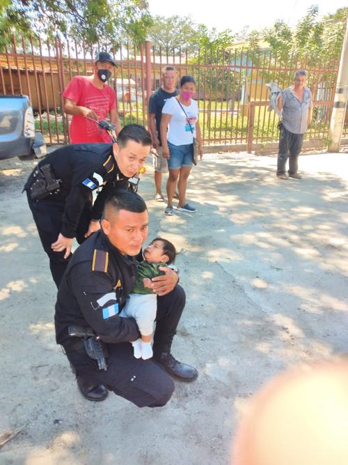 El bebé es resguardado por agentes de la PNC. 