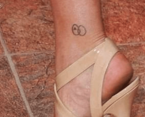 Así luce el tatuaje de Scarlett en el tobillo. (Foto: Oficial)