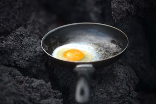 La intensidad del calor en las rocas de lava permite cocinar, esta vez se experimentó con un huevo estrellado. (Foto: Wilder López/Soy502)