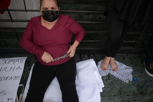 La mujer que tomó la decisión de encadenarse prefiere realizar su protesta de forma anónima. (Foto: Wilder López/Soy502)