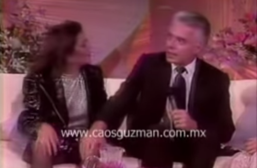 Enrique Guzmán toca la pierna de su hija. (Foto: captura de pantalla)