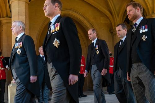 El príncipe William y Harry asistieron al funeral del Duque de Edimburgo, aunque entre ellos caminó su primo, Peter Phillips. (Foto: AFP)