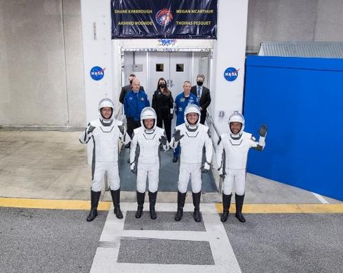 De izquierda a derecha, el especialista de misión Thomas Pesquet, de la Agencia Espacial Europea, la piloto Megan McArthur y el comandante Shane Kimbrough, de la NASA, y el especialista de misión Akihiko Hoshide, de la Agencia de Exploración Aeroespacial de Japón. (Foto: AFP)