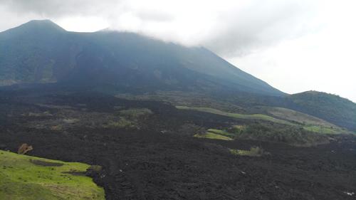 Varias fincas se vieron afectadas con la acumulación de lava sobre sus terrenos. (Dron: Wilder López/Soy502)