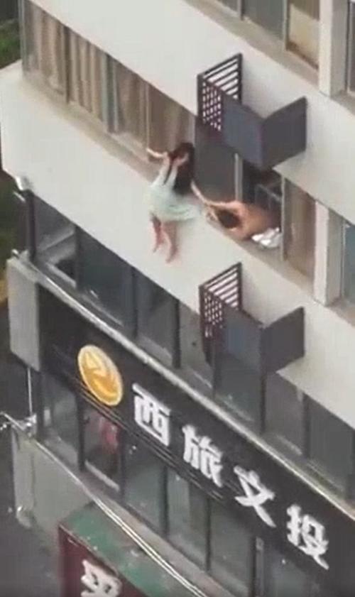 La mujer se sentó en la corniza de la ventana del edificio. (Foto: Redes sociales)