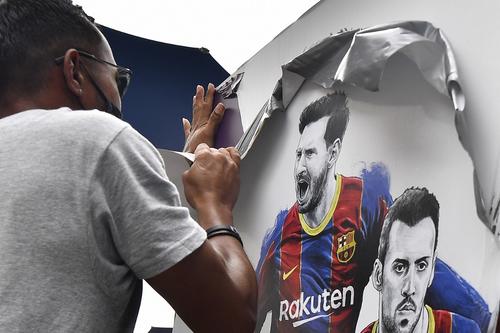 Los operarios han hecho la labor desde muy temprano en el Camp Nou. (Foto: AFP)