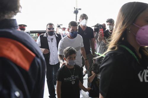La familia llegó al aeropuerto bajo la mirada de decenas de periodistas. (Foto: AFP)