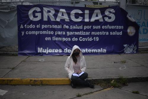 Familiares de personas internadas en el Hospital Temporal Parque de la Industria esperan por noticias de sus pacientes. (Foto: Wilder López/Soy502)