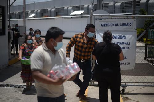 Un grupo de voluntarios acudió al hospital para entregar refacciones a familiares de pacientes con covid-19. (Foto: Wilder López/Soy502)
