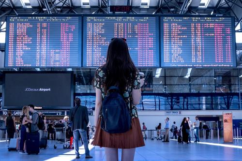 Para los viajes en avión es preferible que solo adultos lo hagan y usar las mascarillas más eficaces. (Foto: Pixabay)