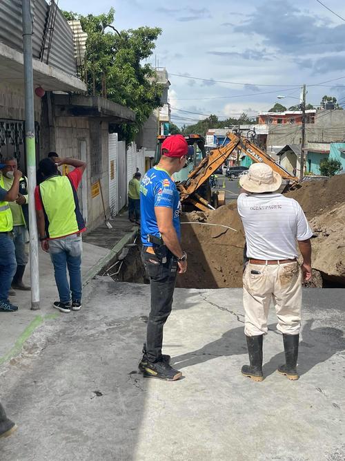 El alcalde municipal de Mixco verificó los daños en el área. 