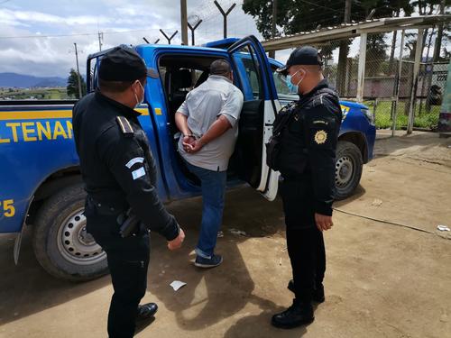 El conductor de un vehículo y un reo fueron detenidos por las autoridades. (Foto: PNC)