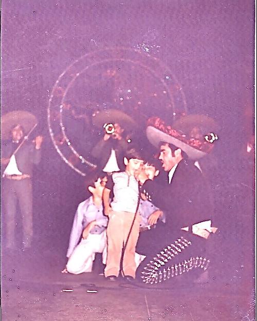 Alejandro Compartió una foto de su niñez cantando junto a su padre. (Foto: Alejandro Fernández)