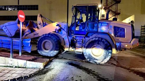 El hombre se robó una excavadora y luego se dirigió a su antiguo trabajo. (Foto: El País)