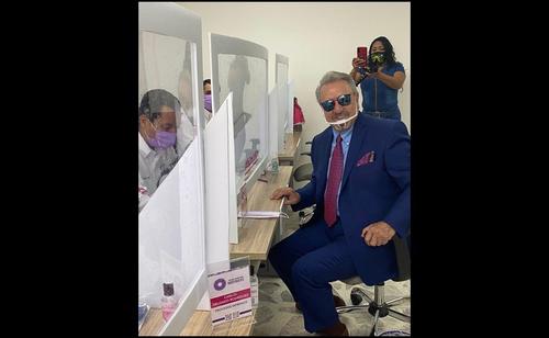 Carlos Villagrán al momento de registrar su candidatura. (Foto: El Universal)